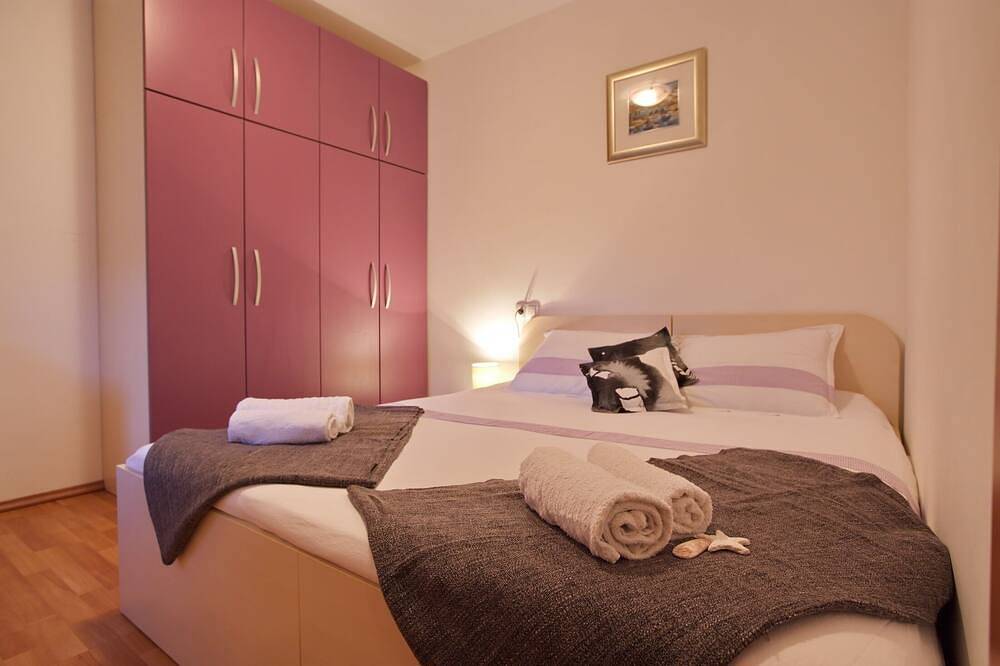 Entire apartment, One bedroom apartment with terrace Jelsa, Hvar in Jelsa, Hvar