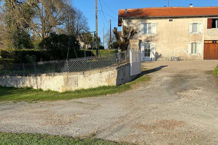 Gîte pour 6 personnes, avec jardin à Lusignac