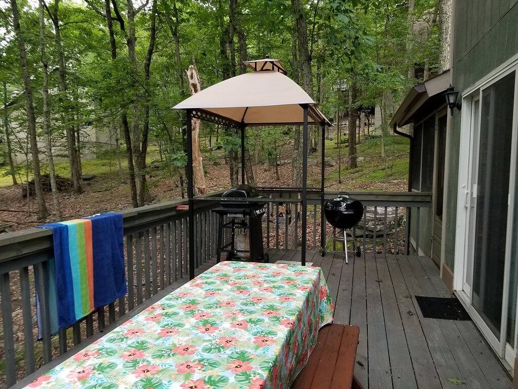 Gemütliche Ferienhütte mit Innen- und Außenpools, Whirlpools, Tennis, Skifahren und vielem mehr in Saw Creek, Pike County