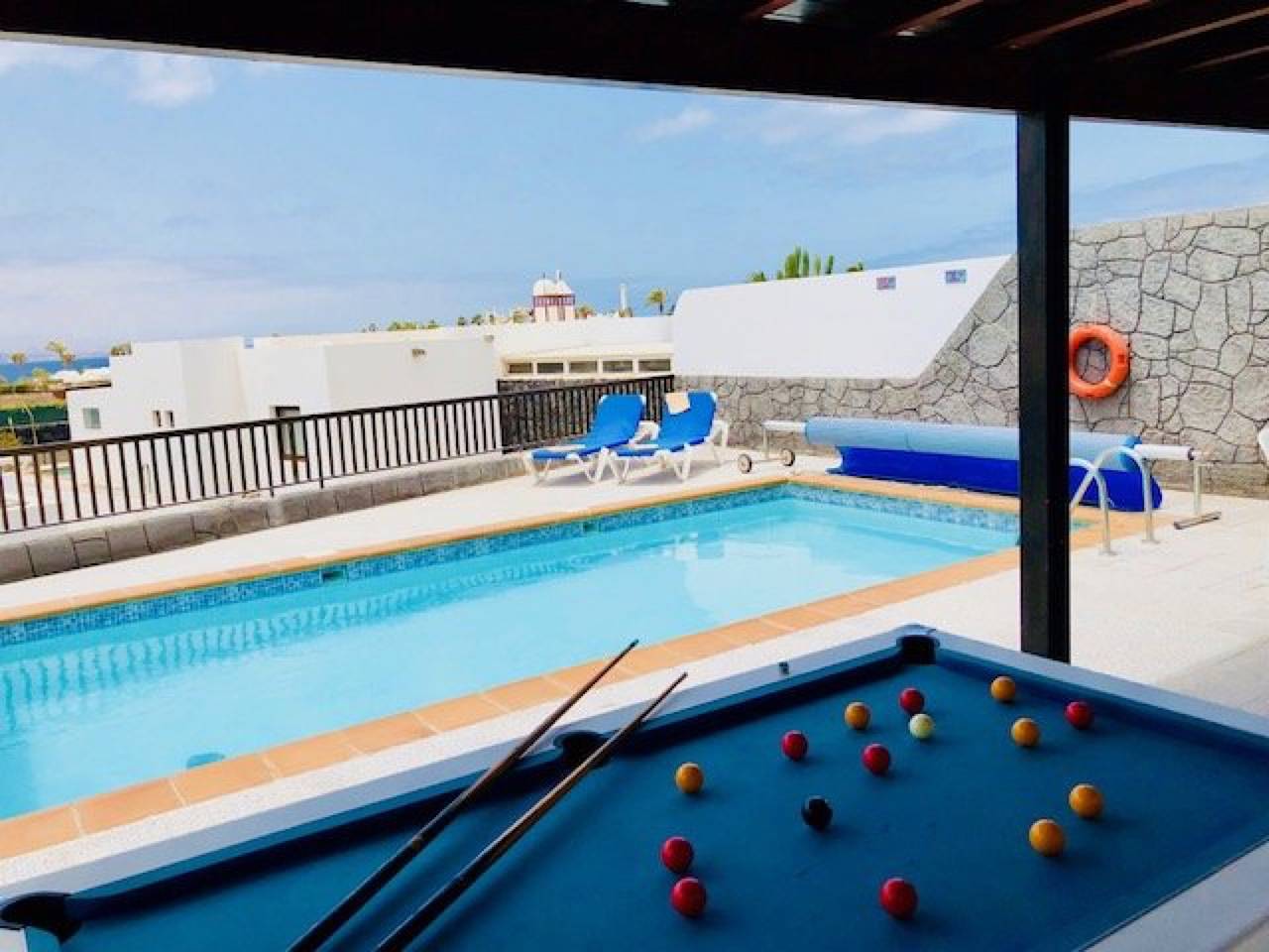 Villa Neptuno avec piscine privée, vue sur la mer et Wifi gratuit in Montaña Roja, Yaiza
