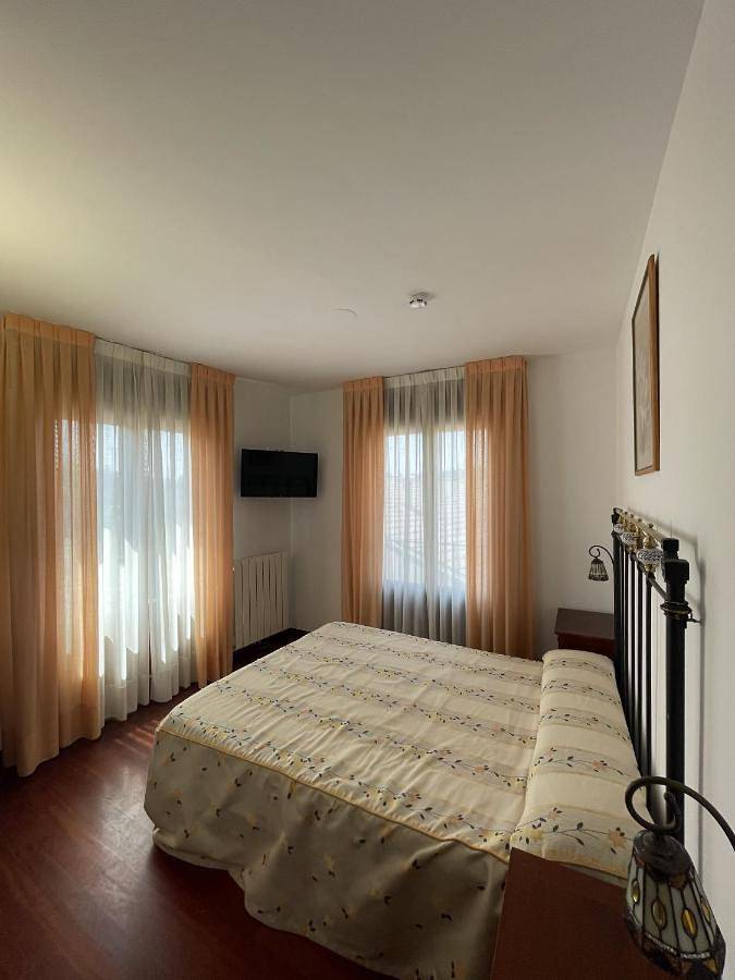 Hostal para 2 personas, con terraza en Tierras del Burgo - 3