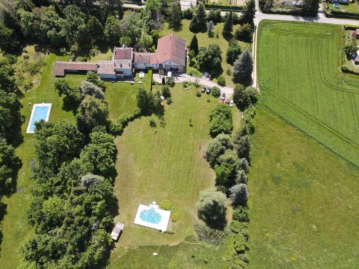 Location de vacances pour 15 personnes, avec Balcon et Terrasse ainsi que Jardin et Piscine à Marcollin