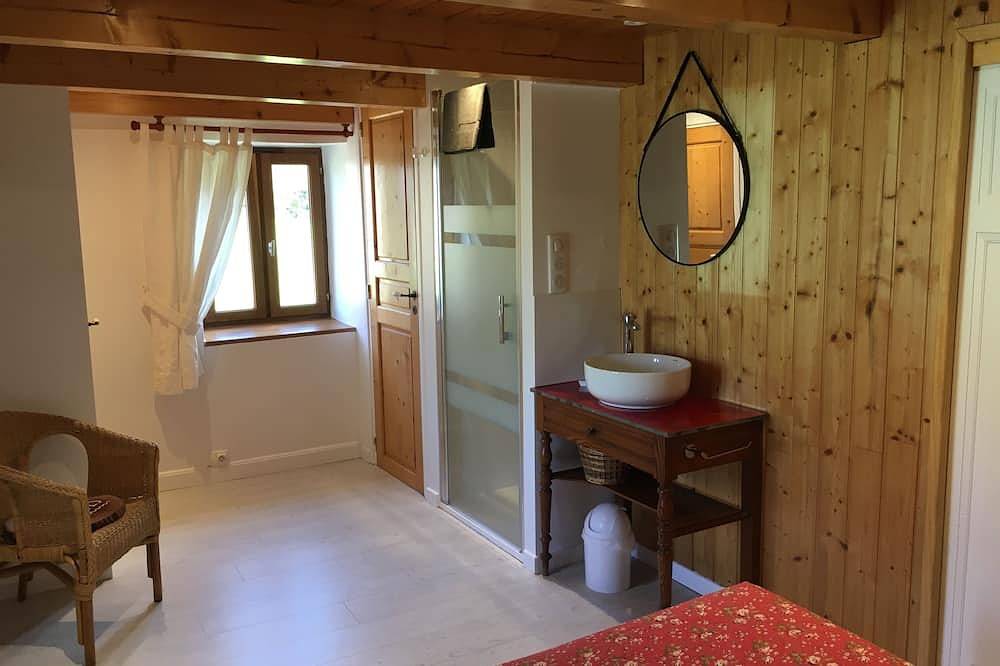 Gîte de la rivière maison indépendante 2 personnes à Groire 63790 Murol in Murol, Parc naturel régional des Volcans d'Auvergne