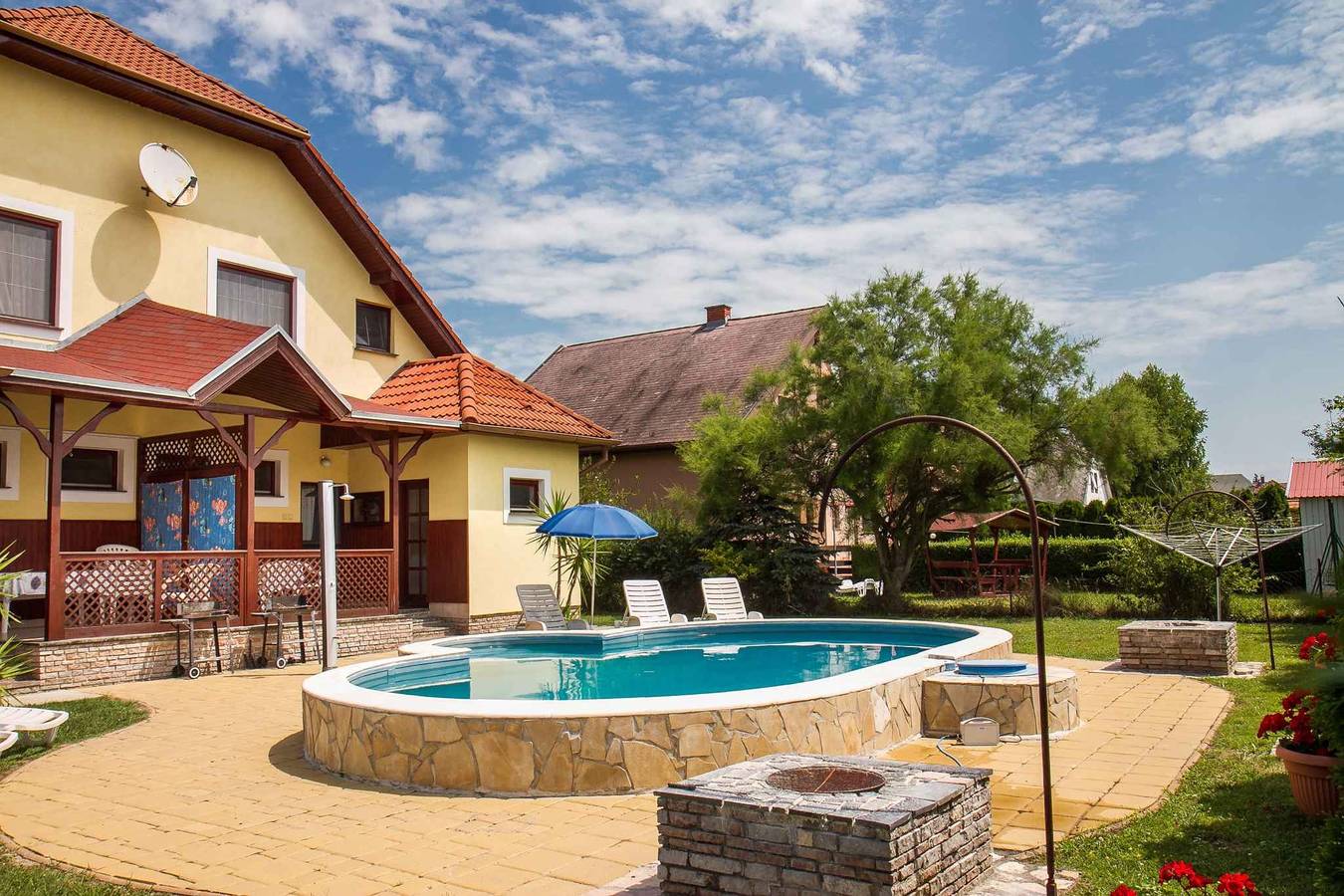 Ferienhaus in ruhiger Lage in Strandnähe mit Pool und Grill in Balatonmariafürdö, Plattensee Südufer