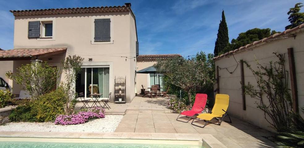 Location de vacances pour 6 personnes, avec terrasse et piscine à Jonquerettes