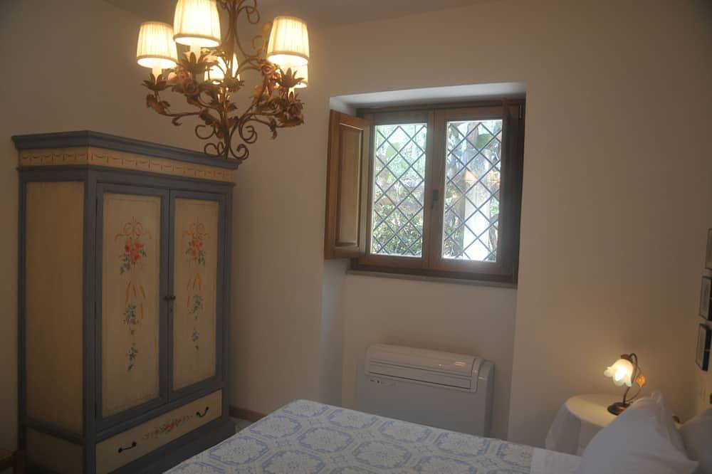Casetta Clementina, casa de piedra con jardín en Castellabate in Salvatore (Castellabate), Cilento
