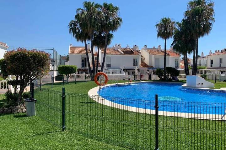 Casa de vacaciones para 6 personas, con vistas además de piscina y jardín en 