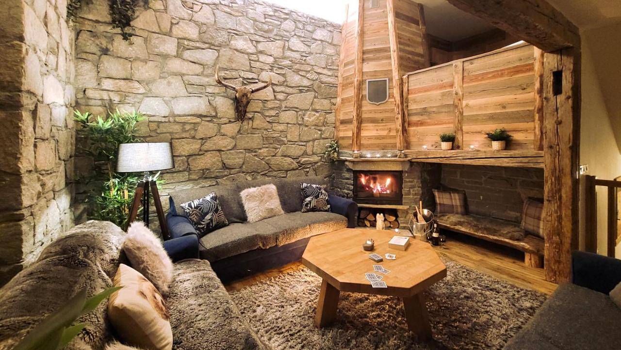 Chalet Indah by Chalet Chardons in Tignes, Massif du Ruitor