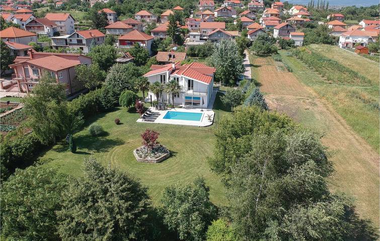 Reizende Ferienwohnung in Sinj mit Pool, WLAN, Terrasse und Küche in Sinj, Dalmatinisches Zagora