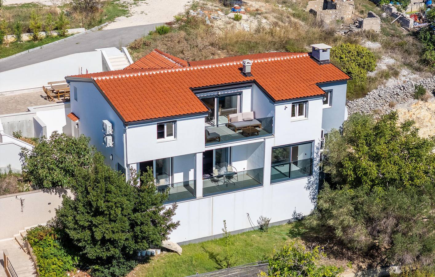 Apartment am Meer mit Pool, Terrasse und Parkplatz – 400 m bis zur Küste in Rtina, Zadar