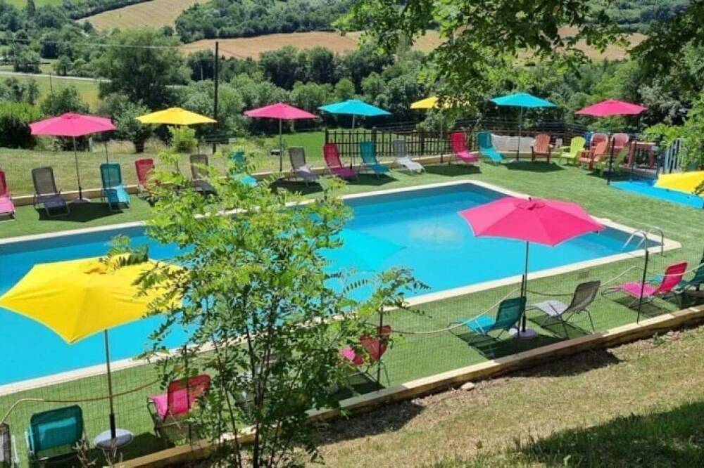 Zecamping 3* animaux acceptés et piscine au milieu des collines in Durfort, Ariège