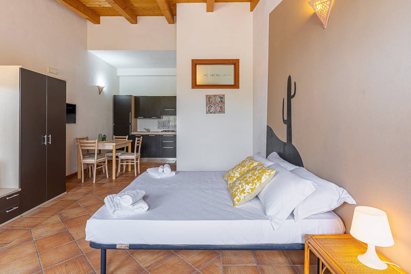 Ganze Wohnung, Apartment 'Pathos Retreat Zagara' mit Gemeinschaftspool, Wlan und Klimaanlage in Arenella, Syrakus