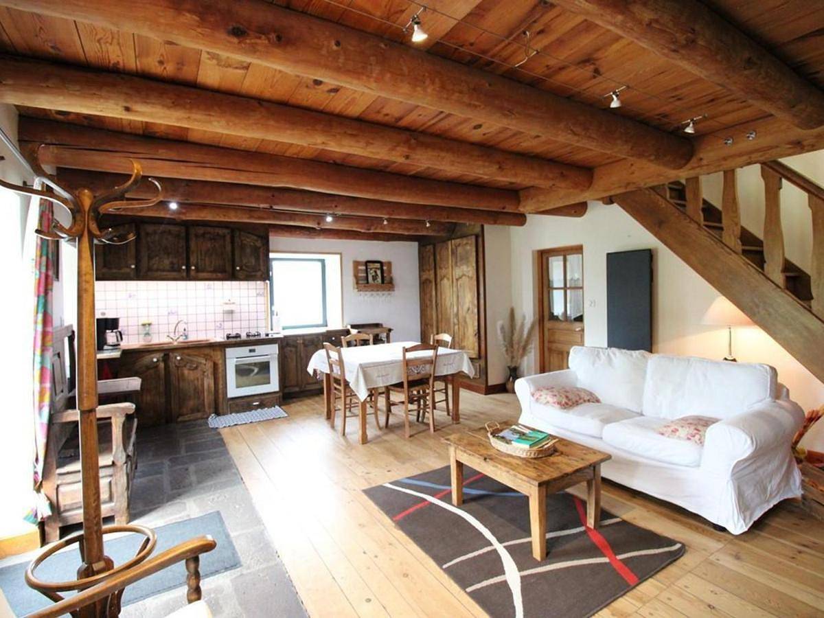 Charmante maison au cœur du Parc des Volcans d'Auvergne, idéale pour 4 pers avec cheminée et jardin - Fr-1-742-371 in Albepierre-Bredons, Parc naturel régional des Volcans d'Auvergne