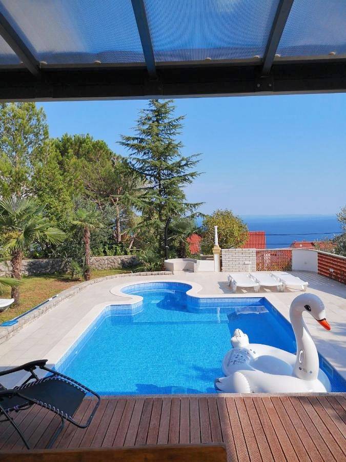 Appartamento per 4 persone, con piscina e panorama nonché giardino, adatto a famiglie con bambini ad Abbazia Croazia