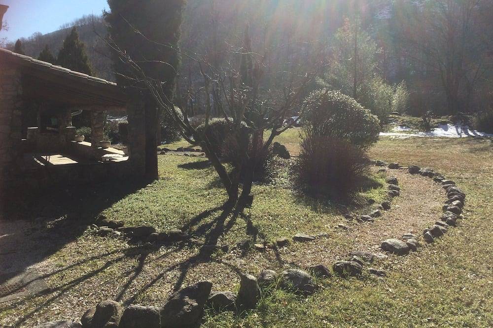 Maison avec terrasse couverte 40m2, au calme de la vallée de La Baume, pour 6. in Valgorge, Parc naturel régional des Monts d'Ardèche