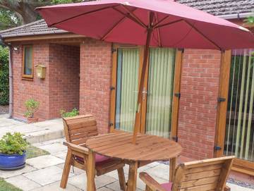 Log Cabin for 2 People in Malvern, Worcestershire, Photo 2