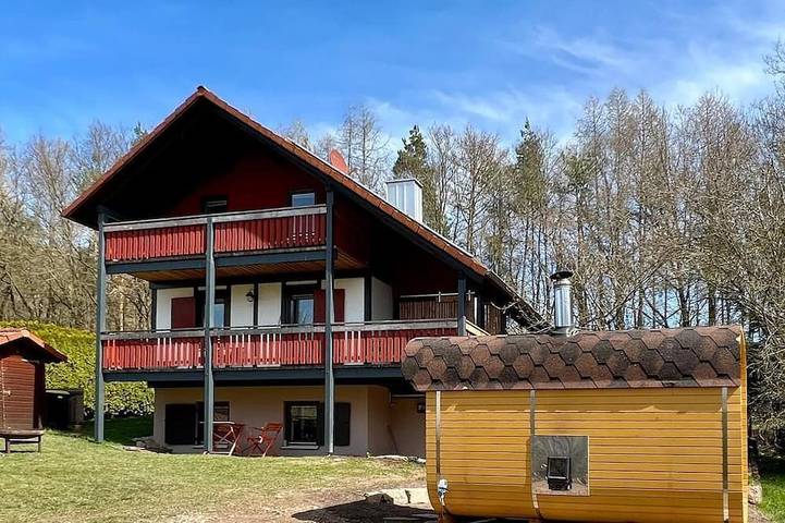 Ferienhaus für 4 Personen, mit Balkon und Sauna sowie Garten