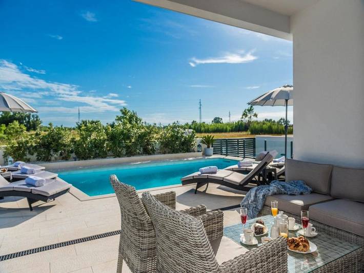 Villa für 6 Personen, mit Garten und Whirlpool sowie Pool und Sauna in Privlaka