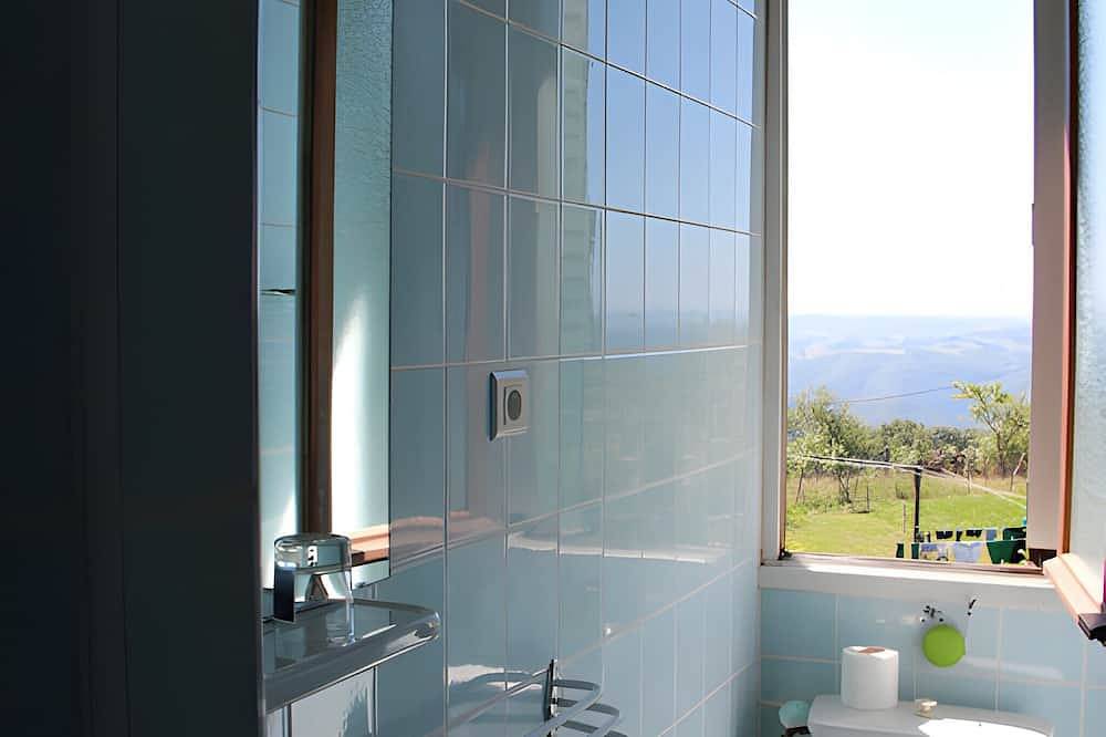 Chambres d'hôtes bellevue - chambre 3 in Junhac, Région d'Aurillac