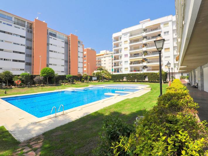Apartamento para 6 personas, con Balcón y Terraza además de Jardín y Piscina en Fenals
