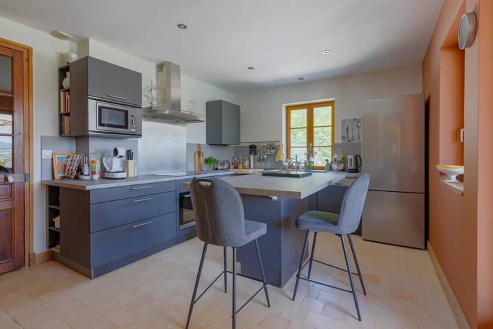 Gîte pour 6 personnes, avec terrasse ainsi que piscine et jardin à Cluny - 4