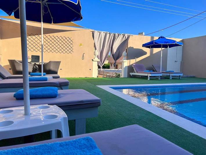 Ferienwohnung für 7 Personen, mit Balkon und Whirlpool sowie Terrasse und Garten in Afantou