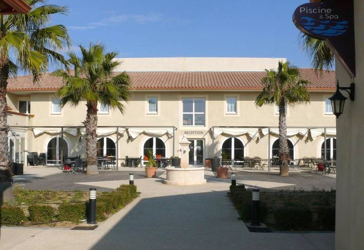 Hôtel pour 2 personnes, avec Terrasse ainsi que Jardin et Piscine