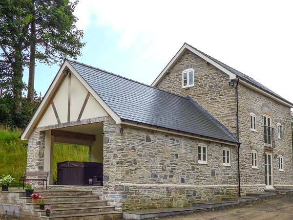 Log cabin for 8 people, with garden in Powys