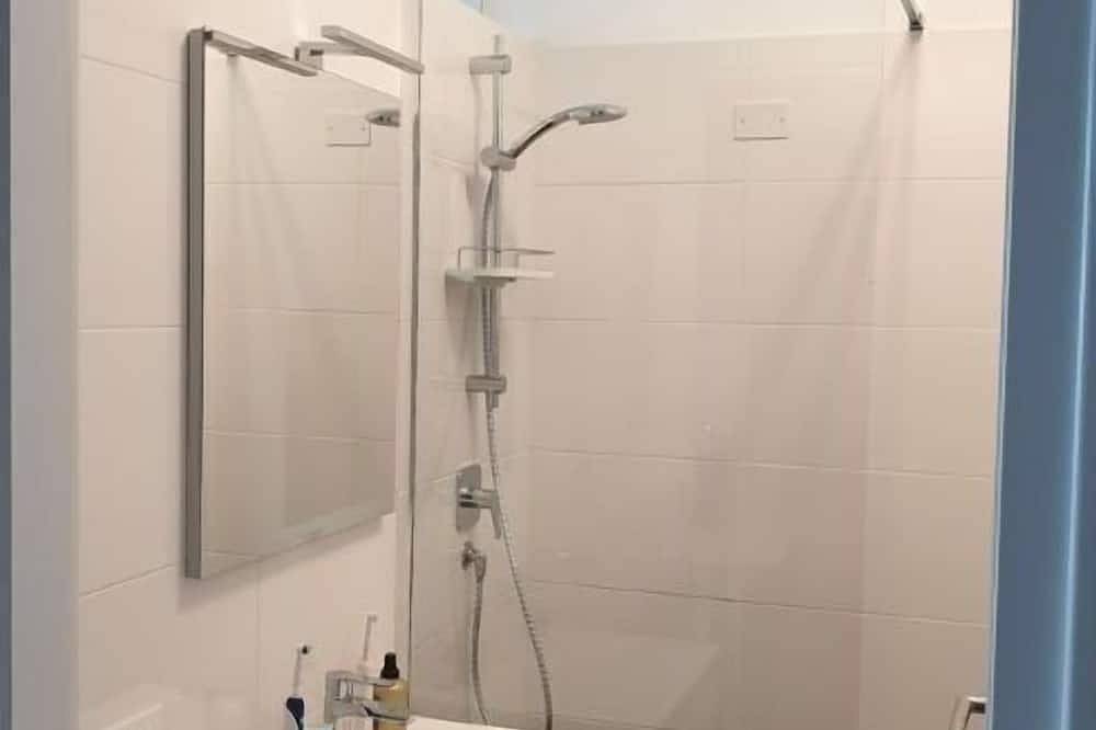 Ganze Wohnung, Attraktives Studio mit Terrasse, Garten, Klimaanlage, Pool und Traumseesicht in Susello, Ghiffa
