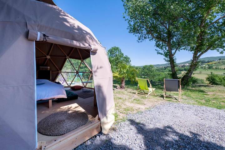 Camping pour 2 personnes, avec jardin et vue ainsi que terrasse et piscine dans la Loire - 4