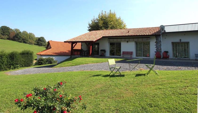 Gîte pour 6 personnes, avec Terrasse et Jardin à Saint-Esteben