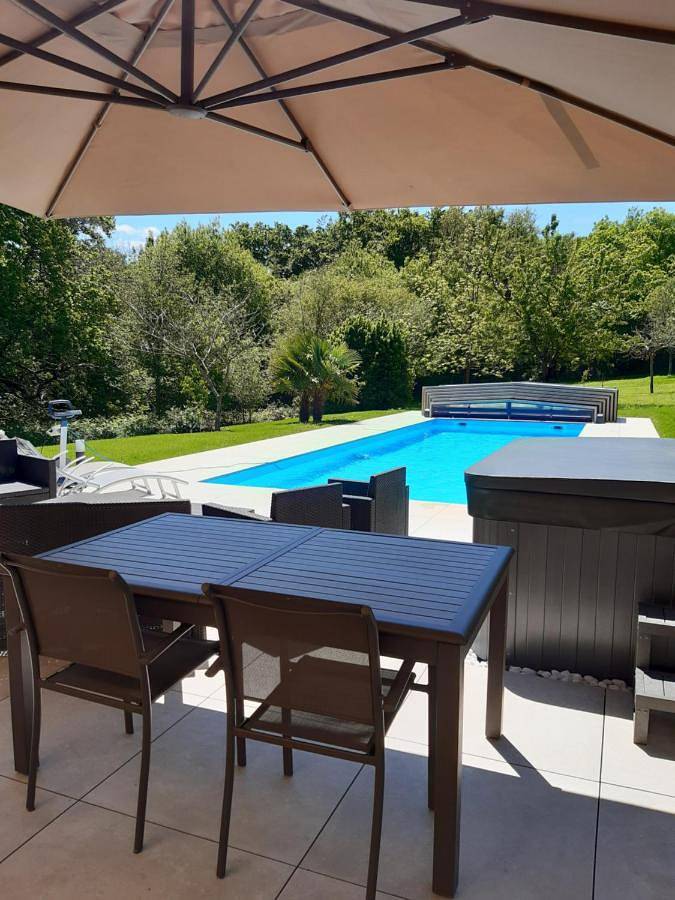 Chambre d’hôte pour 2 personnes, avec Terrasse et Jacuzzi ainsi que Jardin et Piscine dans le Morbihan