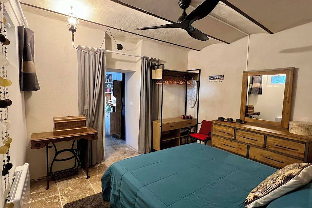 L'Ecrin de Mérindol, a haven of peace in the heart of the village in Mérindol, Parque natural regional del Luberon