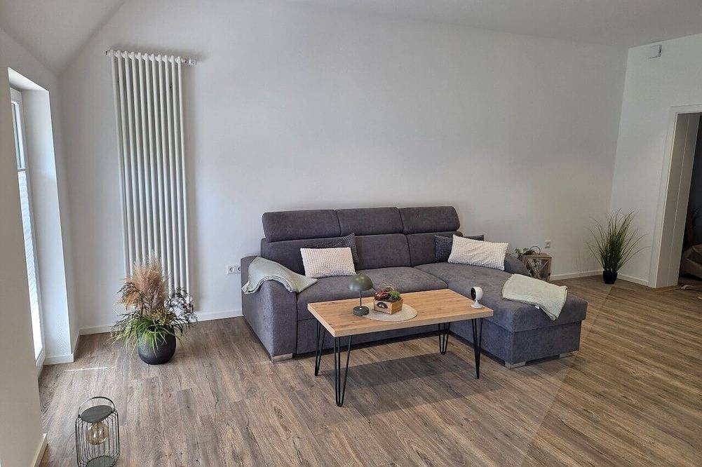 Ganze Wohnung, Großzügiges 3-Raum-Appartement für bis zu 3 Personen in Bad Zwischenahn. Das ca. 60 m² große, stilvoll eingerichtete 3-Raum-Appartement für bis zu 3 Personen befindet sich auf dem Klosterhof Aue, mitten im Herzen von Bad Zwischenahn. in Zwischenahner Meer, Bad Zwischenahn