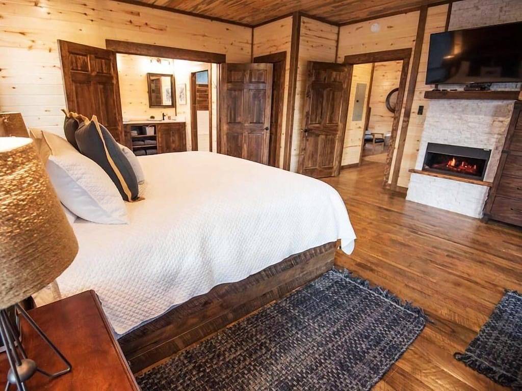 \"Rustic Heights Cabin\" Modern Luxury, w Beautiful Views, Pets in Broken Bow, Broken Bow Lake