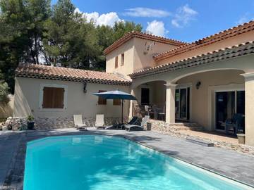 Cottage pour 5 personnes, avec vue ainsi que piscine et jardin à Rognac