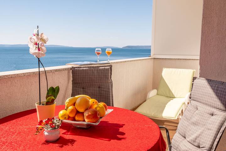 Entire holiday apartment, A 4  apt w terrace & sea view, 4 min walk to beach in Podstrana, Split-Dalmatia