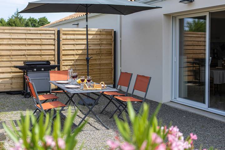 Mon Petit Paradis Cottage with Lake View, Wi-Fi, and Air Conditioning in Avrillé (Vendée), Vendée