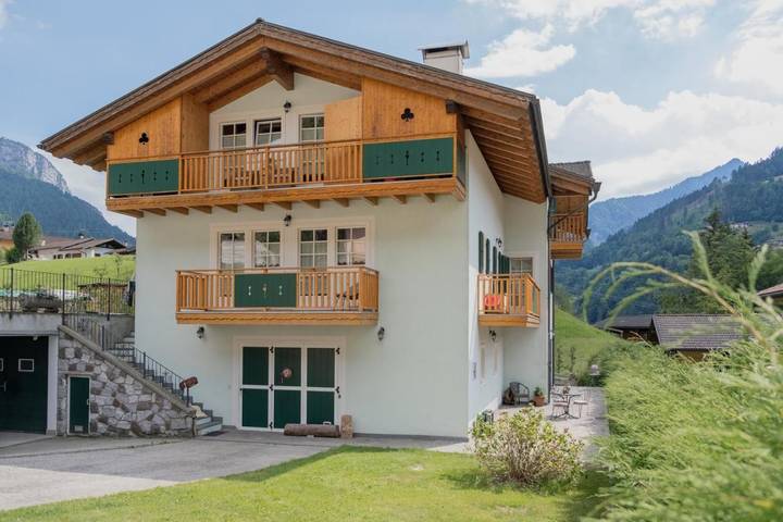 Location de vacances pour 6 personnes, avec Terrasse ainsi que Jardin et Vue à Canal San Bovo
