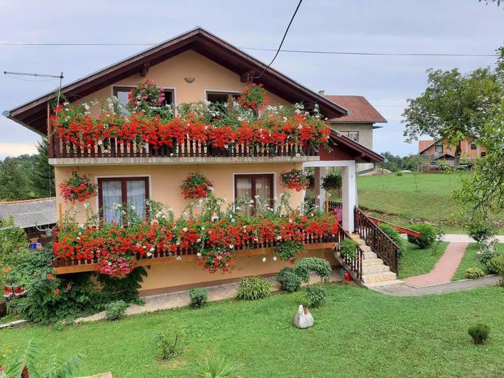 Ferienwohnung für 5 Personen, mit Terrasse und Garten sowie Kinderpool und Ausblick