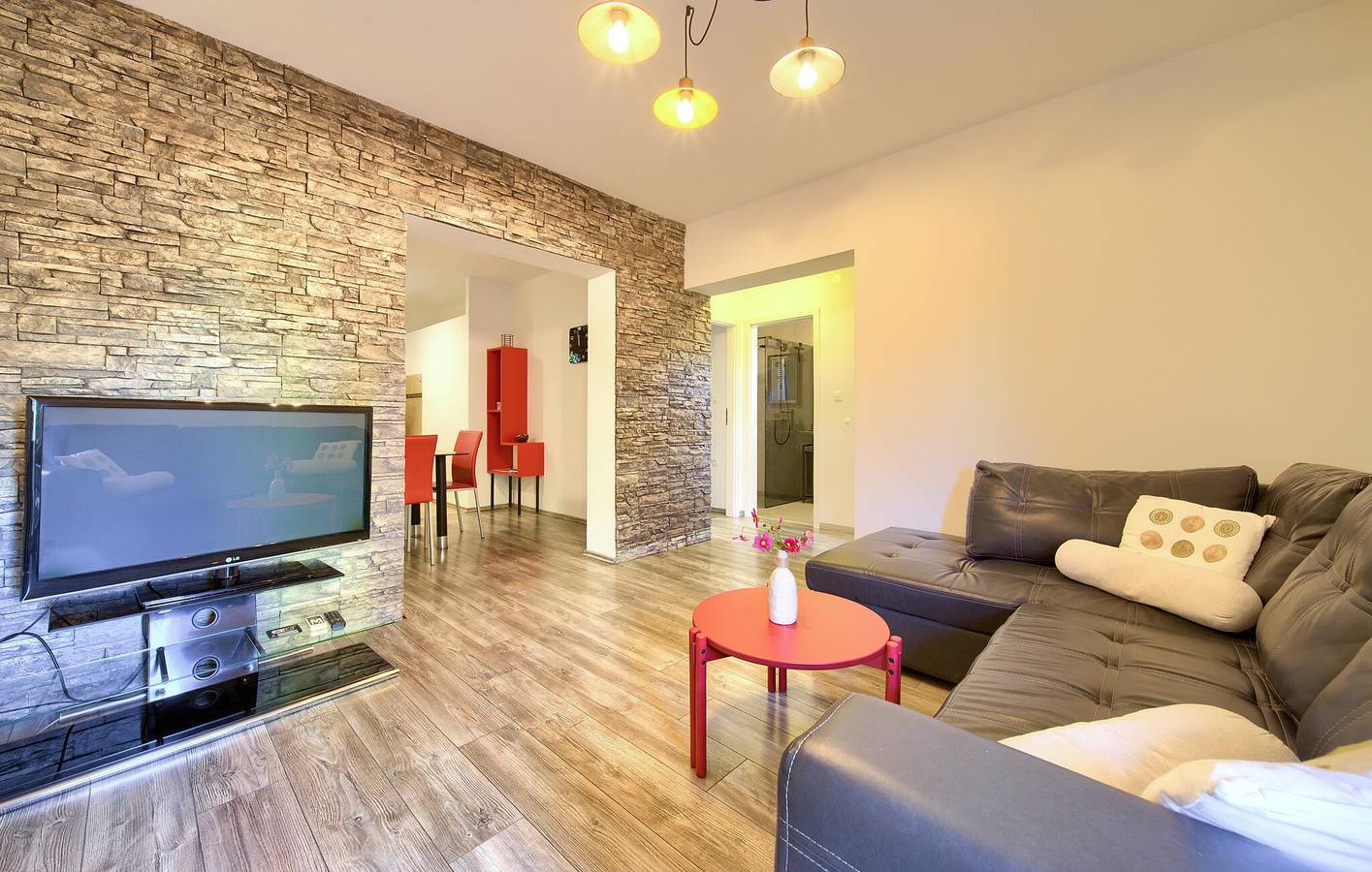 Ganze Ferienwohnung, Gemütliche Ferienwohnung mit Terrasse, nur wenige Schritte vom ruhigen Strand und erstklassigen Annehmlichkeiten entfernt in Vrbnik, Krk