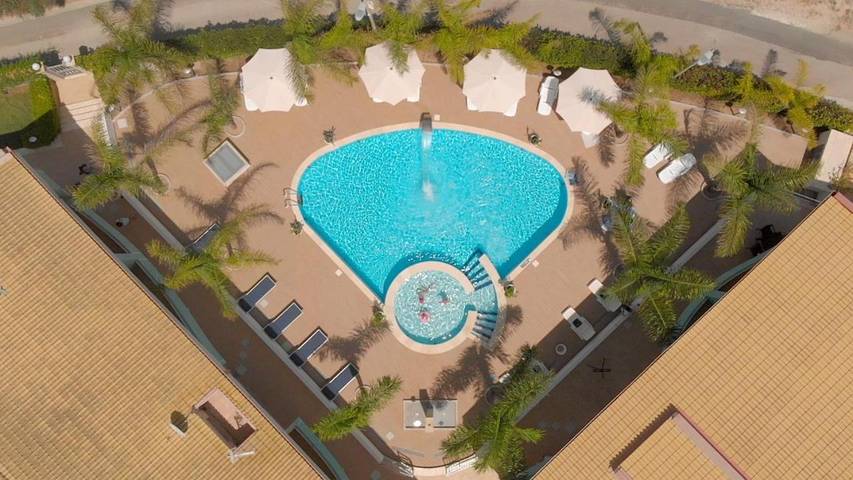 Apartahotel para 5 personas, con vistas además de jardín y piscina, Se admiten mascotas en Sicilia