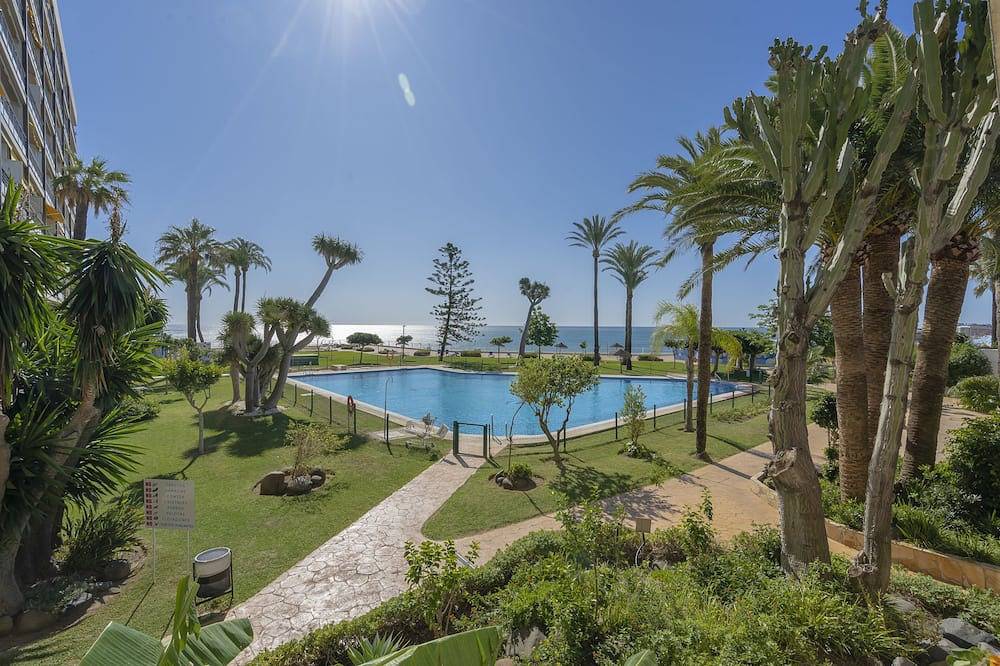 Entire apartment, Studio in 1 line beach Carihuela Castill Santa Clara Wifi Swimming pool elevator in La Carihuela, Torremolinos