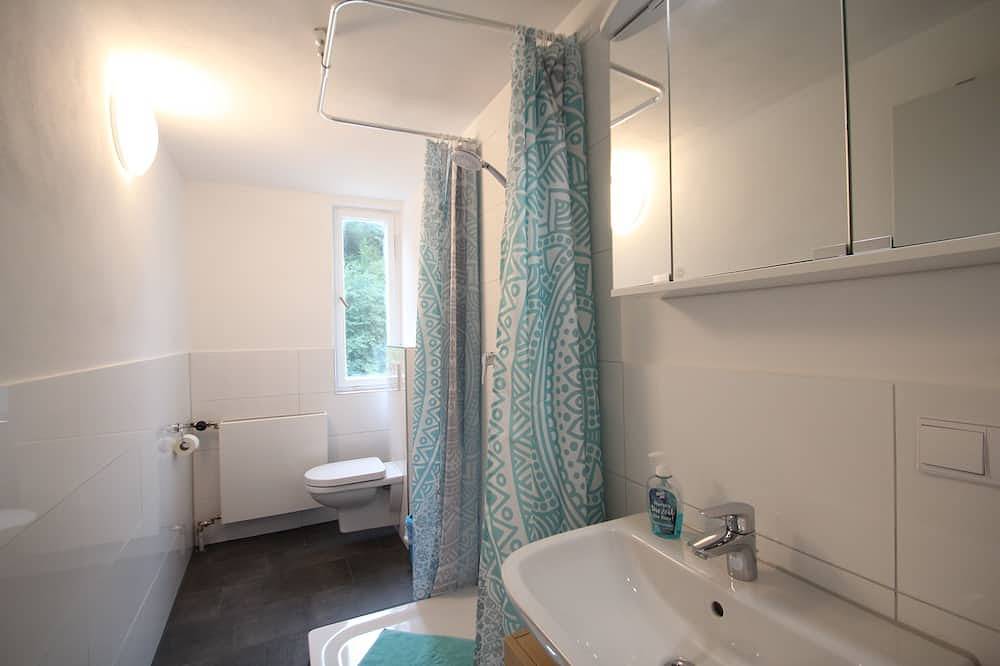Ganze Wohnung, Moderne, helle 1 Zimmer-Wohnung in Citylage in Bad Urach, Albsteig Etappe 9