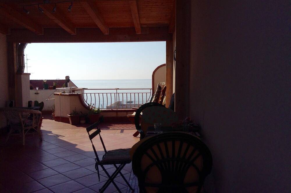 Entire apartment, Marea, cosy and romantic apartment sea view, near taormina in Furci Siculo, Messina Province
