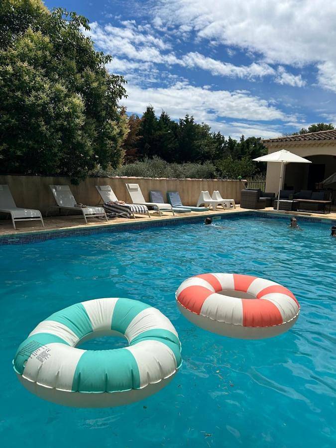 Location de vacances pour 8 personnes, avec Terrasse et Jardin ainsi que Piscine et Vue dans Le Pont du Gard