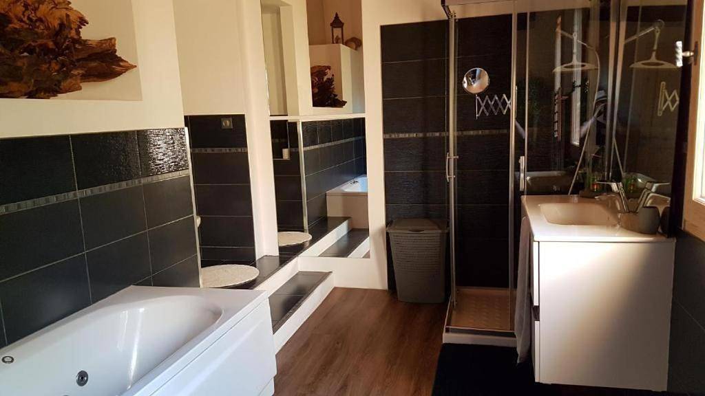 Appartement de vacances entier, Appartement de vacances pour 2 personnes avec jacuzzi in La Rivière-Enverse, Région de Bonneville