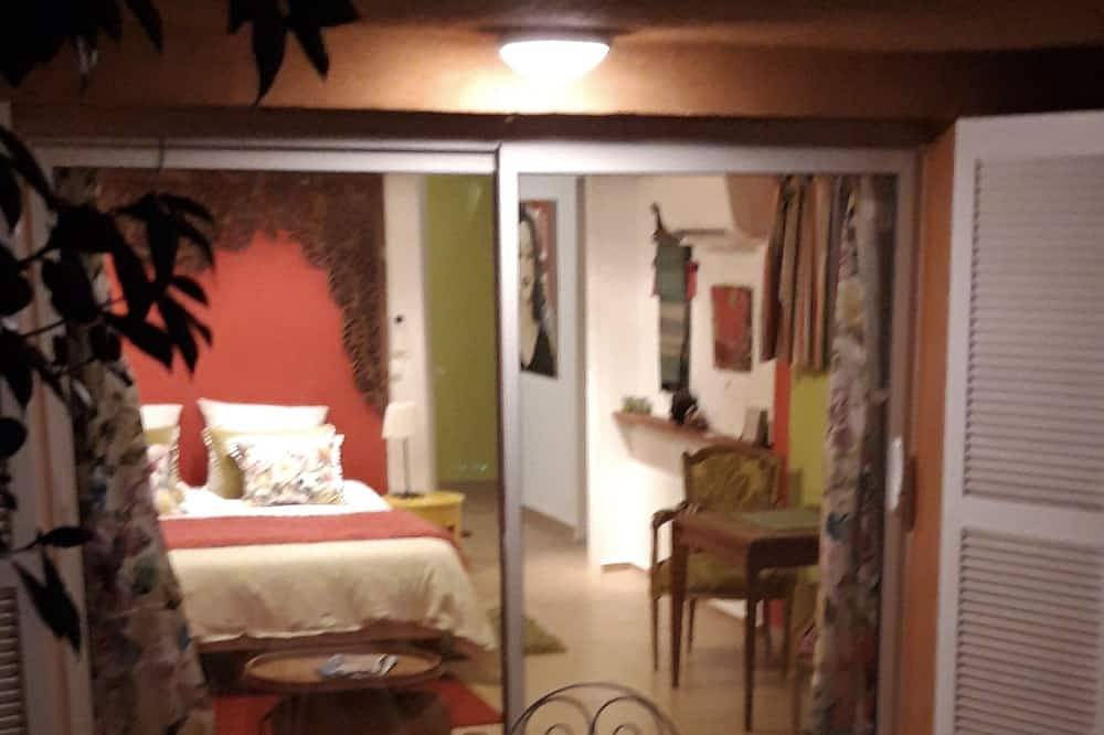 Belle et confortable Suite en rez de jardin dans propriété  ,piscine et spa in Le Castellet, Côte méditerranéenne (France)