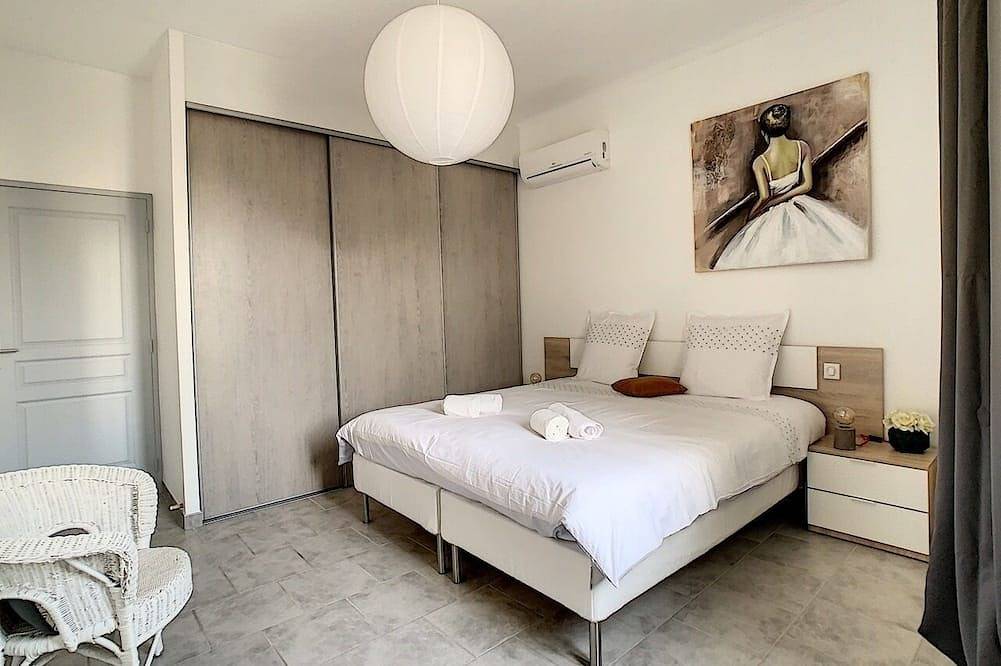 Entire apartment, Bright 100m2 apartment in Provence with terrace in Sénas, Arles region