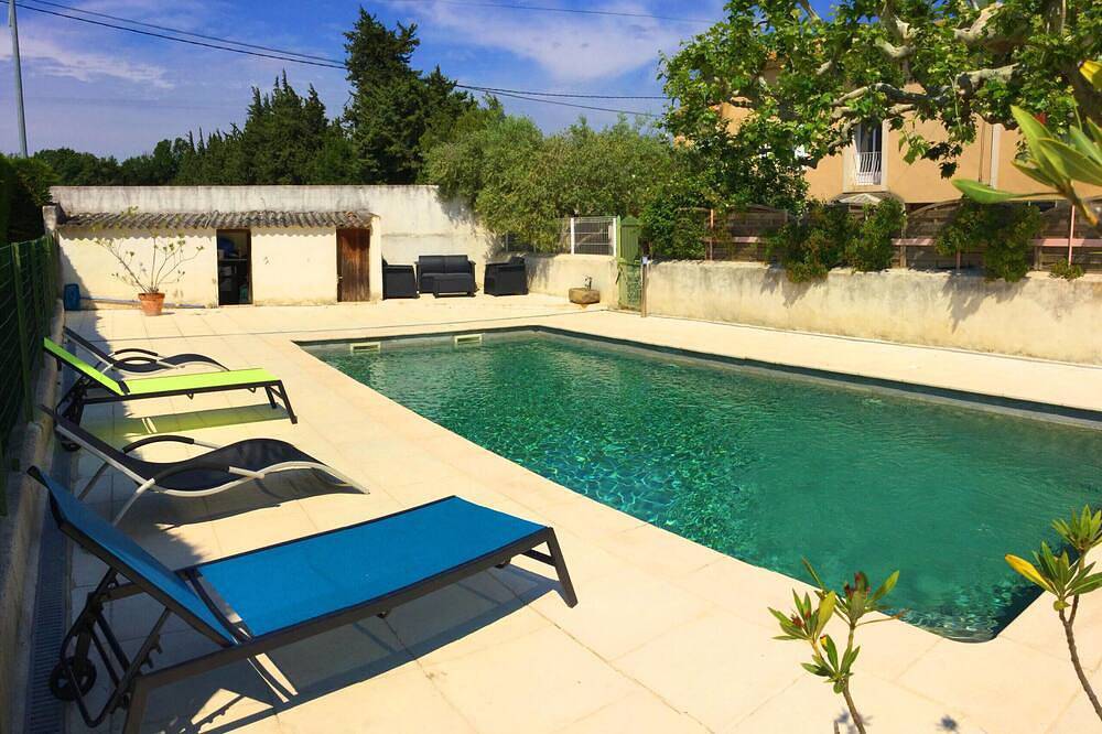 Parte de una casa de campo provenzal con piscina disfrutando de una vista del Ventoux. in Bédarrides, Vaucluse